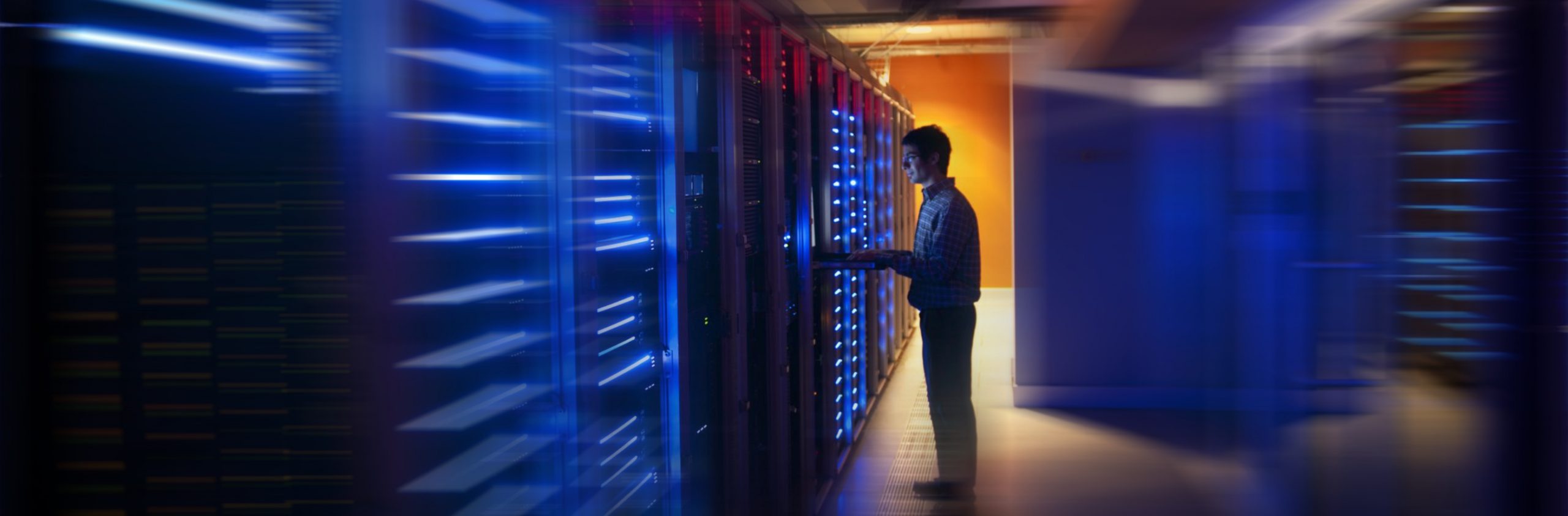 Bild von einem Mann im Serverraum zur Visualisierung des Aufgabenspektrums der BG-Phoenics